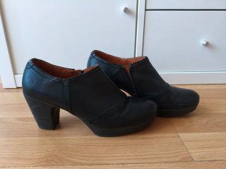 Zapatos de tacón negros de piel seminuevos