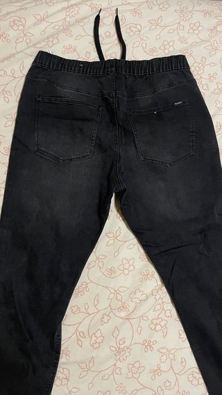 Vaqueros jogger negros rotos .
