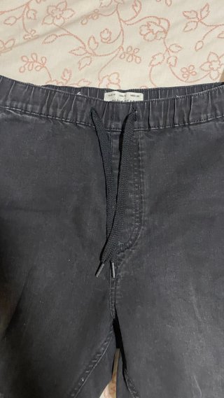 Vaqueros jogger negros rotos .