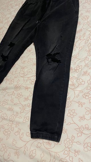 Vaqueros jogger negros rotos .