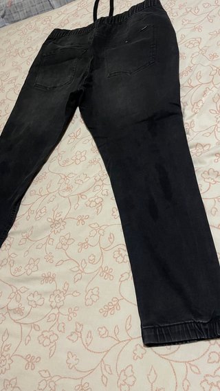 Vaqueros jogger negros rotos .