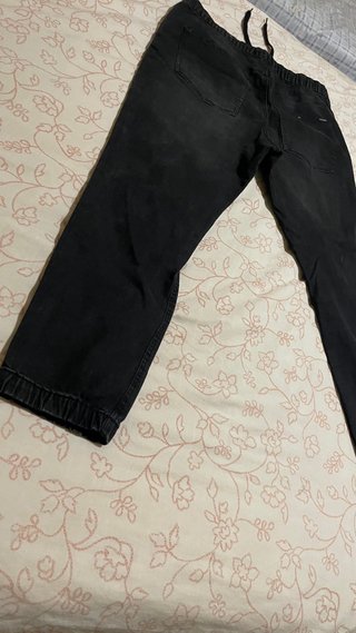 Vaqueros jogger negros rotos .