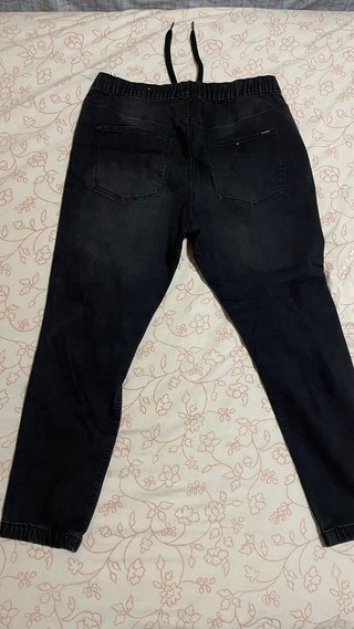 Vaqueros jogger negros rotos .