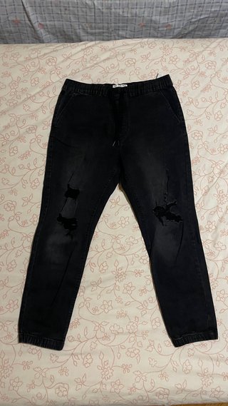 Vaqueros jogger negros rotos .