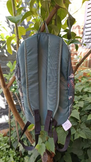Mochila Quechua 10L, estampado floral. Nueva!!!