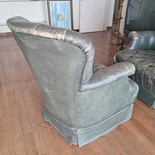 Pareja de sillones tipo Chesterfield de piel.