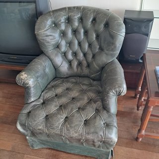 Pareja de sillones tipo Chesterfield de piel.