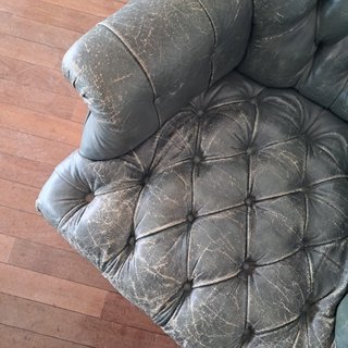 Pareja de sillones tipo Chesterfield de piel.