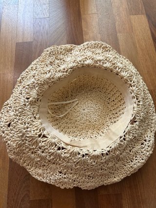Cappello in paglia chiaro
