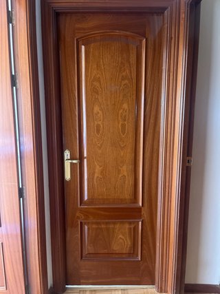 Puerta de madera interior