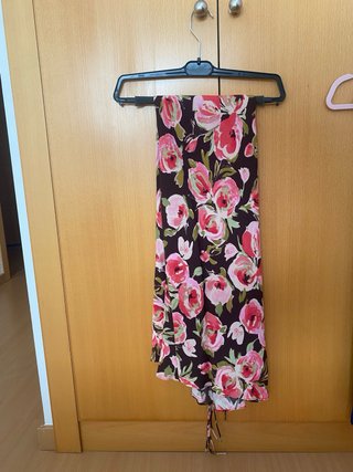 Vestido lencero Zara flores rosas fondo marrón esc