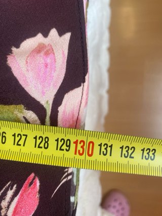 Vestido lencero Zara flores rosas fondo marrón esc