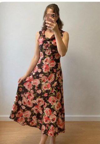 Vestido lencero Zara flores rosas fondo marrón esc