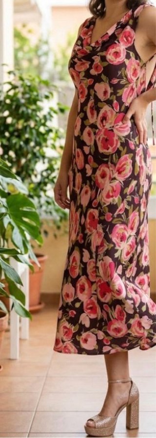 Vestido lencero Zara flores rosas fondo marrón esc