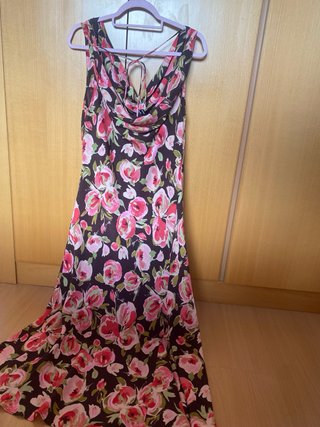 Vestido lencero Zara flores rosas fondo marrón esc