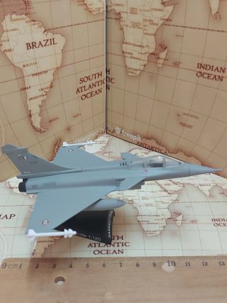 Maqueta Avión Dassault Rafale Escala 1:120