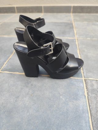 Sandalias negras Stradivarius 38