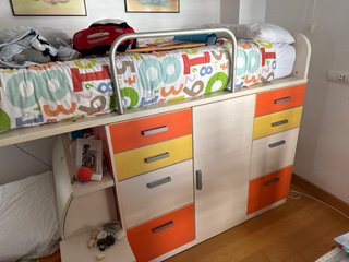 Dormitorio infantil- juvenil, en madera.