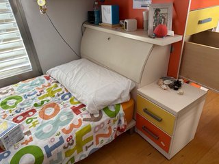 Dormitorio infantil- juvenil, en madera.