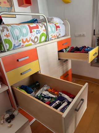 Dormitorio infantil- juvenil, en madera.
