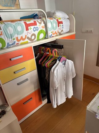 Dormitorio infantil- juvenil, en madera.