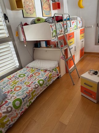 Dormitorio infantil- juvenil, en madera.