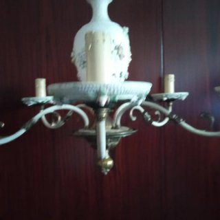 Lampadario in ceramica con una lampada da tavolo