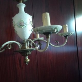 Lampadario in ceramica con una lampada da tavolo