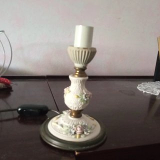 Lampadario in ceramica con una lampada da tavolo