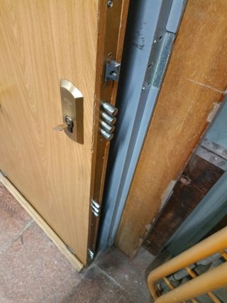 Puerta blindada roble usada