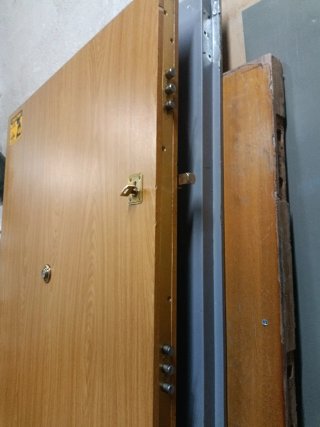 Puerta blindada roble usada