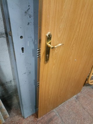 Puerta blindada roble usada