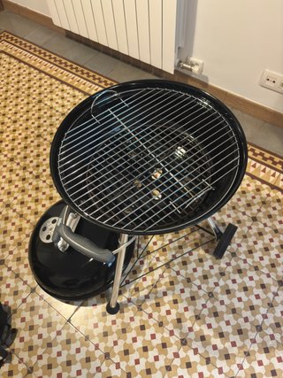 Barbacoa portátil con tapa y parrilla extra. Negro