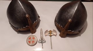 Pack 2 cascos niños + armas y escudo de juguete.