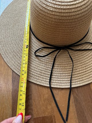 Cappello con fiocchetto nero