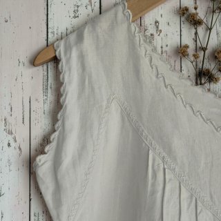 Camisón antiguo de lino con monograma bordado