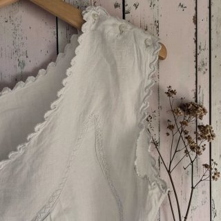 Camisón antiguo de lino con monograma bordado