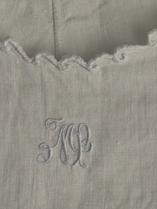 Camisón antiguo de lino con monograma bordado