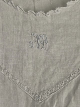 Camisón antiguo de lino con monograma bordado