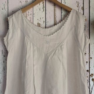 Camisón antiguo de lino con monograma bordado