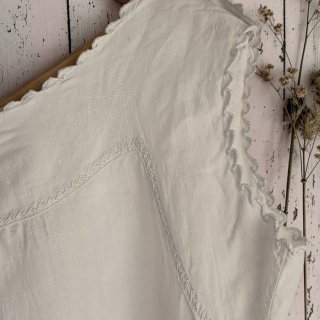 Camisón antiguo de lino con monograma bordado