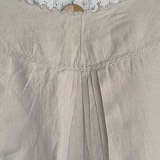 Camisón antiguo de lino con monograma bordado