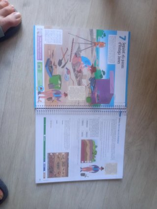 Libro de texto y cuaderno  actividades de Sociales