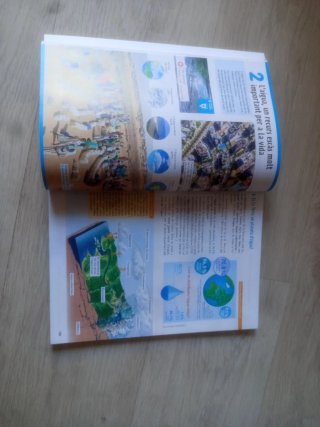 Libro de texto y cuaderno  actividades de Sociales