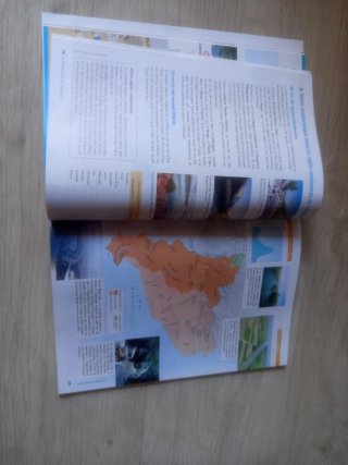 Libro de texto y cuaderno  actividades de Sociales