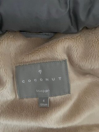 Cazadora acolchada con capucha y pelo