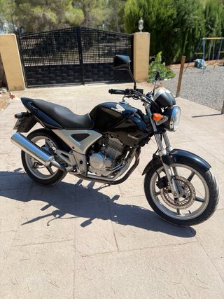 Honda CBF 250 Naked Negra