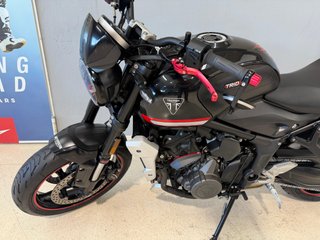 Triumph Trident 660 Negra/Roja