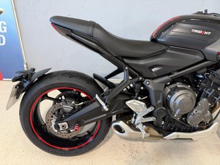 Triumph Trident 660 Negra/Roja