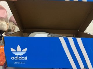 Bambas adidas samba.